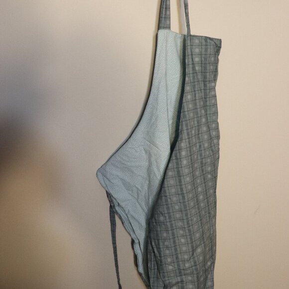 Reversible blue patterned apron, over the head strap and tie waist strings, - Picture 3 of 4